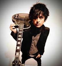 Je suis une très grande fan de Green Day je ne vie que pour ce groupe ; Sinon je fait de la G.R et de la guitare