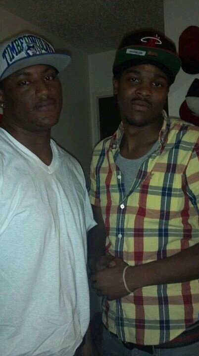 22 I play semi pro football enjoy my son as often as possible nd living life