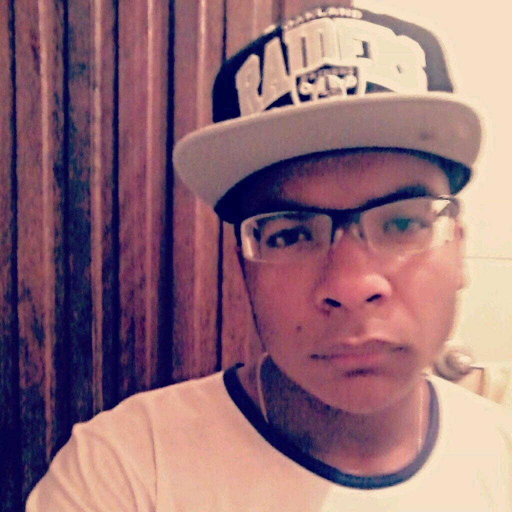 atenção, esse usuário do twitter não tem medo de escrever o que pensa,se não gostar, não segue ele. Certo man