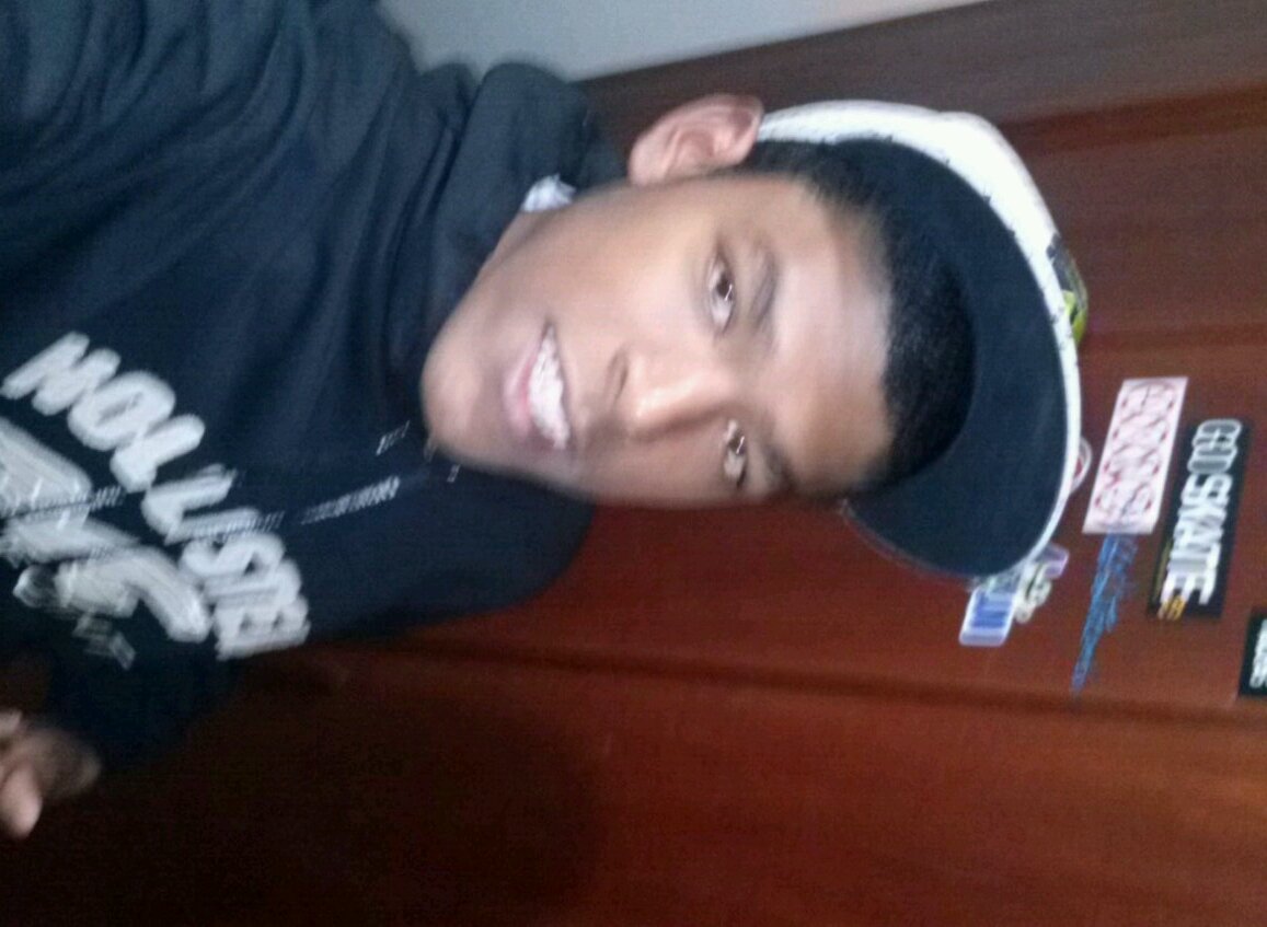 Eu sinto ciúme quando alguém te abraça, porque por um segundo essa pessoa está segurando meu mundo inteiro.