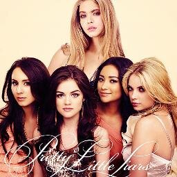 Two friends loving PLL ¨Because two can keep a secret if one of them is dead¨ @AshBenzo @lucyhale @shaymitch @SleepintheGardn Pretty Little Liars †