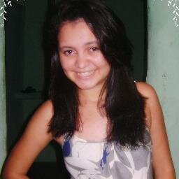 'Biografia {?} Fala sério! Como vou resumir minha vida aki no twitter? ;P Segue aii(sdv)pelo meus posts da pra saber mais sobre a minha vida haha'!!