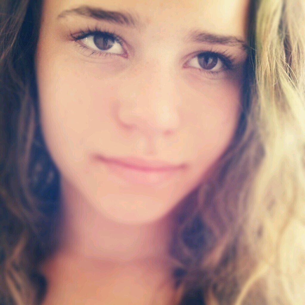 LoveMeTwin; @ElisaPamelax_ * B2D de populier * I just love to smile *