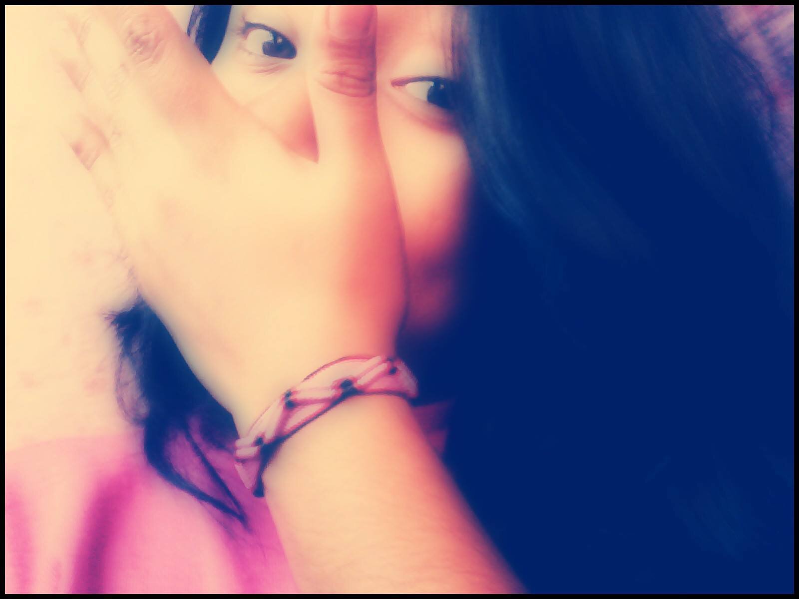 Soy demasiado Sencilla confio y me encariño rapido super alegre :) y  loca asdasdasd  33