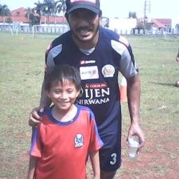 aku ingin menjadi pemain sepak bola terkenal dan internasioanal