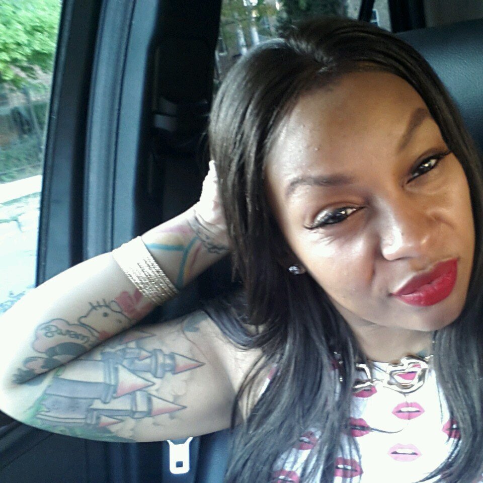 owner of My girlfriends kitchen resturant & VEosha Ladon prom consultants i am history in the making cause history is never 4 gotten remeber the name Snowneena!