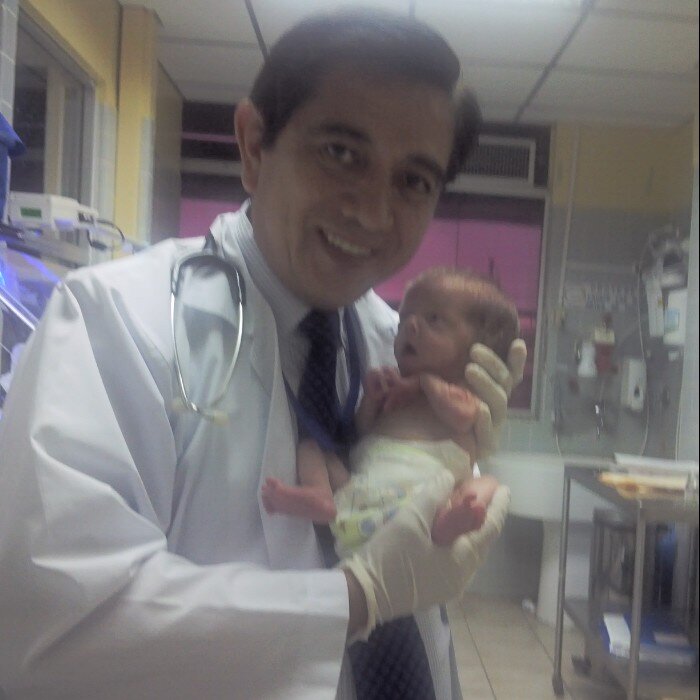 Exjefe Unidad de Neonatología del HTMC, exjefe de docencia de Hospital IESS DE LOS CEIBOS, ex músico, esperando Segunda Venida de Cristo.