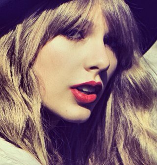 Lonely, happy, free, confused with Tay at the same time. ❤ I FOLLOW BACK every Swiftie, Smiler, Selenator, Lovatic and other fandoms! ❤ Instagram: @Star_Swizzle