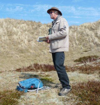 dichter, schrijver, tai-chibeoefenaar, fotograaf, organisator van 'destress'-wandelingen door de T'schellingse natuur met onderweg poëzie.