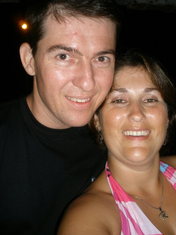 sou extremamente verdadeira apaixonada pela minha filha e meu marido sou feliz demais sei que as vezes caio mas em deus levanto e sigo em frente para a vitória!