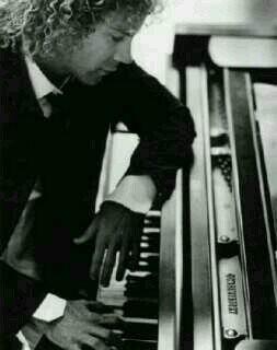 Teclista en la banda de rock @BonJovi. «Cuando esto deje de tener gracia, estaremos acabados» {FAN. I'M NOT THE REAL LEMMA}