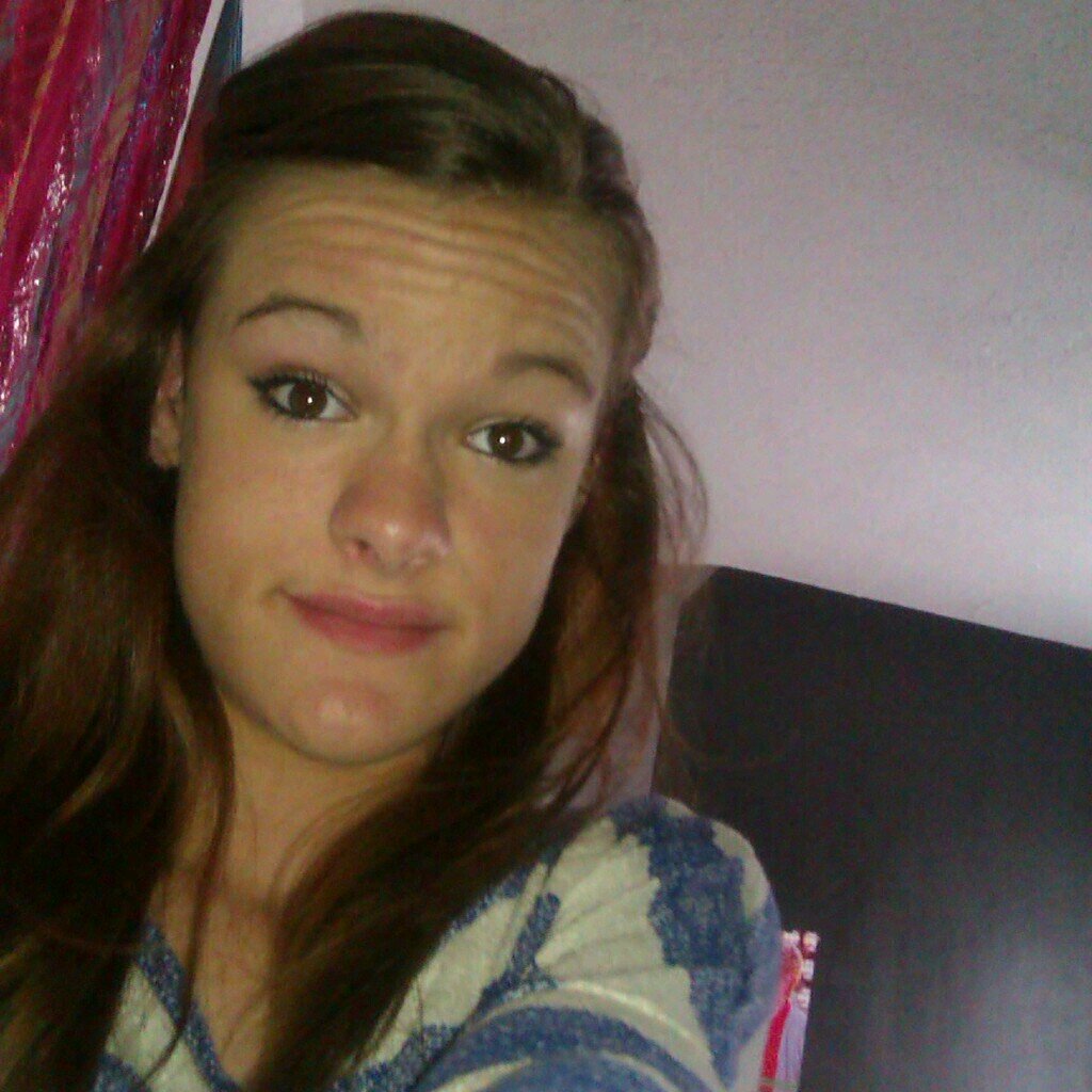 Press the Button and make it bluuee!! :) well....im 13 and i love rainbow drops xxx i follow back ;) xoxox