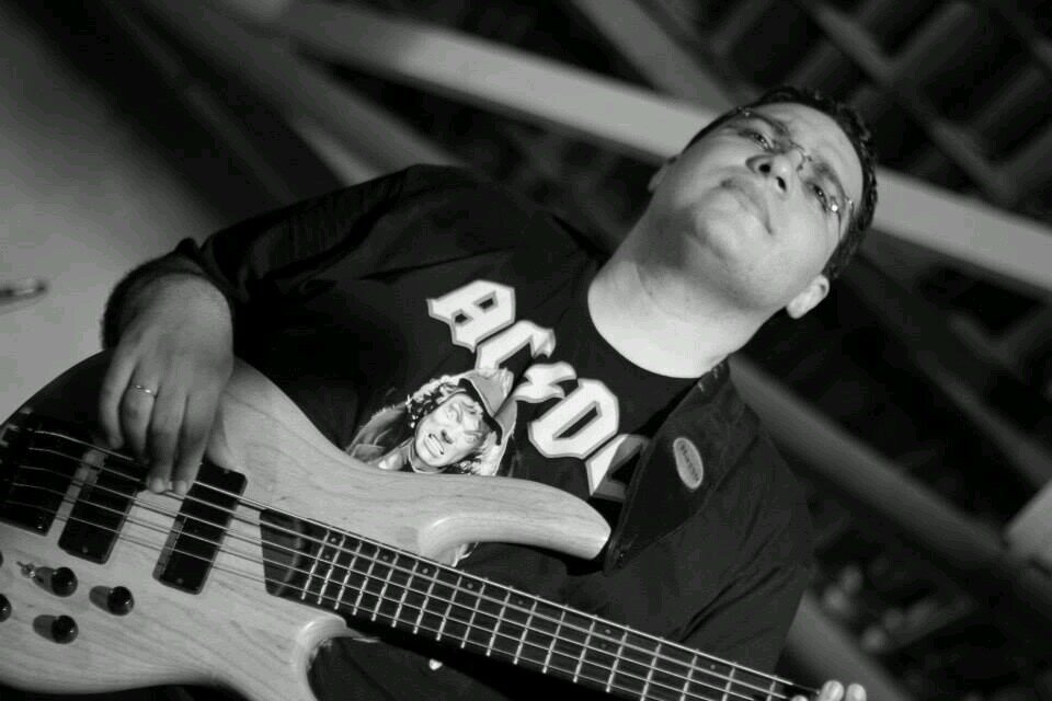 A chemist guitar/bass player with PhD in Chemical Engineering working for @Braskem as Research Scientist.