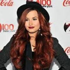 Sou apenas mais uma adolescente tentando se encontrar e entender suas confusões. Meu anjo @ddLovato, Minha Bff ‏@Vida_Lovato_, Tia querida @SophiaMyprides2.