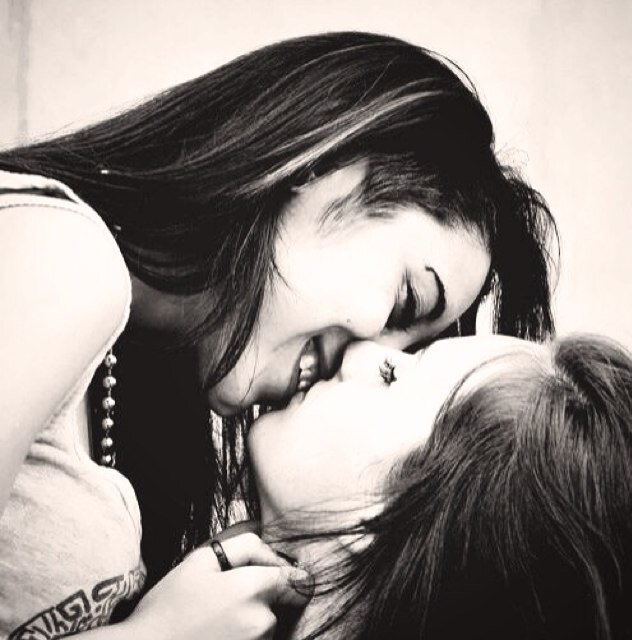 ¿Mejores amigas? No, ella es mi novia.
Gritalo, que el mundo se entere!