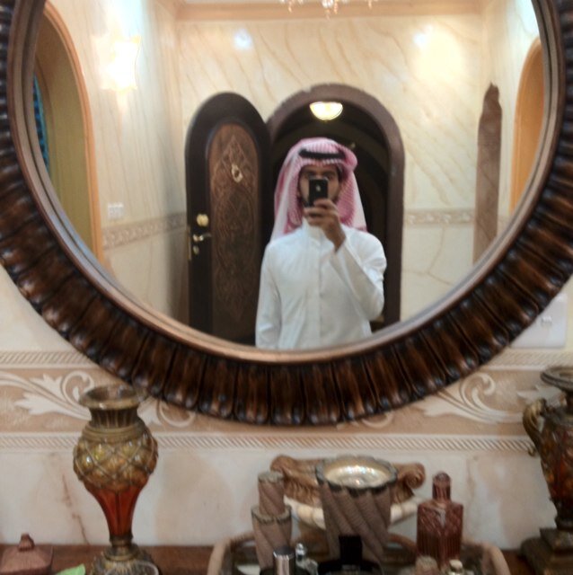 انا رجل مزاجي ذو مفردات عنيده لست مجبور على تبرير مواقفي لمن يسيء الظن اتحدث بعفوية اضحك بشدة أغار بجنون واعشق بخجل ♡ .. الرياض