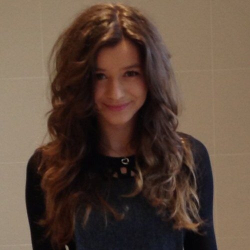 Eleanor Calder, actuellement en CDI chez Modest/ travaille a Mi-temps en tant que caissière chez Auchan. Tina calder.