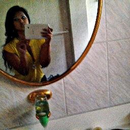 Soy como el vestido costoso del aparador puedes verme... pero NUNCA me tendrás....:s