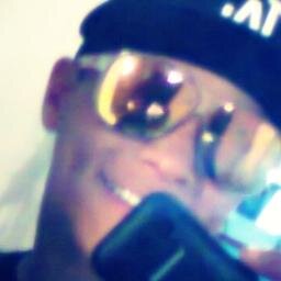 Em tempo run e nao tem tempo Tenho um meta na frente
 atras e no meio  eu nao sou cafetao de puta pobre
 Eu so playsson  stronda . morador do bairro pobre