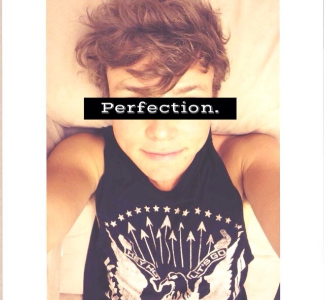 Louis tweeted happy b'day on 25/10/10 5seconds of summer are perfect ✌
