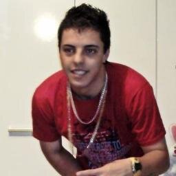 Feliz, ousado & filho de Deus! Perdidamente apaixonado pela @pretadorodrigo! Gremista fanático, mimado, sarcástico, bipolar, anti-social, boleiro e Gaúcho tchê.