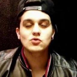 Você tem a forma exata pra me prender em você @luansantana  Since:07/11/2011 Oficializado dia: 30/07/2012 seguido por:@marretacowboysls e @AJ__26