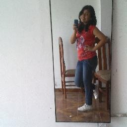 soy loka , cariñosa , una chica que ama a sus amigos y una ricura :3