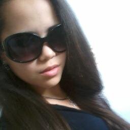 ADORO estar com meus amigos ,AMO desenhar meus vestidos , gosto de escutar MUSICAs !! e de tirar FOTOS .. bjs prazer eu sou ANALICE !