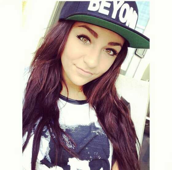 AndreandRussett's profile picture. whats a twitter i want one *single.*