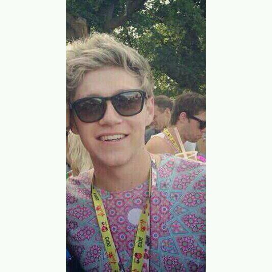 please follow @niallohh and @macksigh cause I just gave you this free follow it would mean so much thanks and sorry for bothering you :)