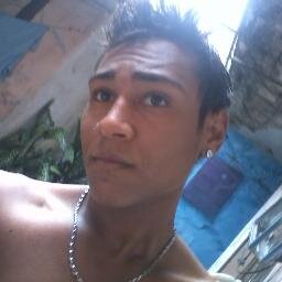 aquariano,16 anos (Queria ser uma lágrima, para assim nascer nos teus olhos, rolar entre suas face e em teus lábios morrer... *Sabrina Aragao*)