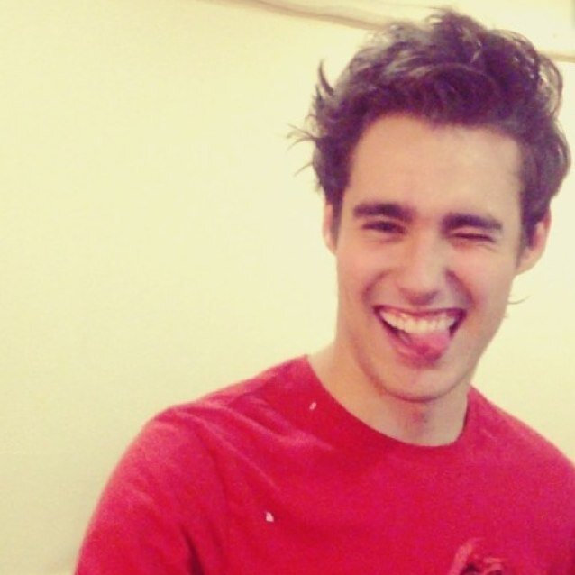 Soy brasileña, jorgista y tinista! Rodrigo Velilla me deu RT!! Amo todo el elenco con mi alma! Yo soy una apasionada de @JorgeBlancoG .. Amo Violetta!