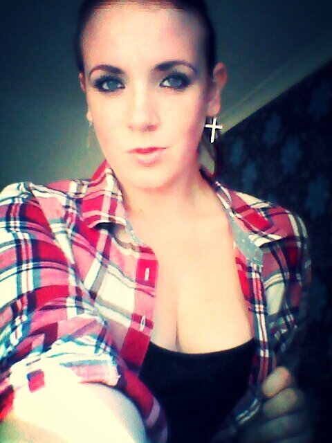 hey im kelly I love the walking dead and rock/metal music want to know anything then ask! :3