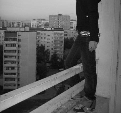 Мне 19 хд. Работаю в телефоне доверия. Жру суши. Страдаю ничегонеделанием.