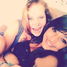 La blonde aux yeux bleus, c'est une superbe amie, et moi je suis la brune de dessous. Je follow back, 100% :)