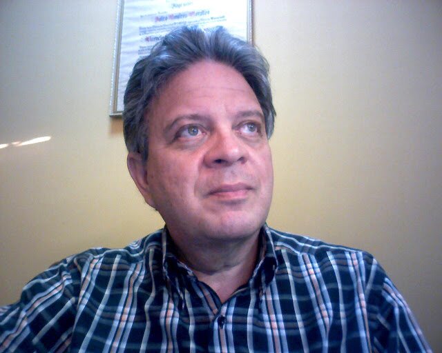 Lcdo Contaduría, Especialista Gestión Tributos Nacionales, Consultor Asesor,  Finanzas, Sistemas Profesor UCAB Guay, Presidente CCPEB, PNI 97.3 FM Sab. 12M PZO