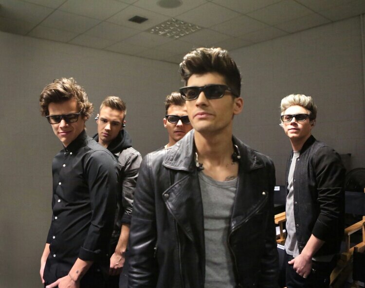 Bueno este twitter es de una pagina de face aquie encontraras las ultimo de One Direction ♥ Encontraras juegos ,noticias y todo lo que tiene que ver con 1D :)♥