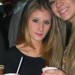 Não estou em busca da minha cara metade, eu ja sou inteira o que vier é só acessório.