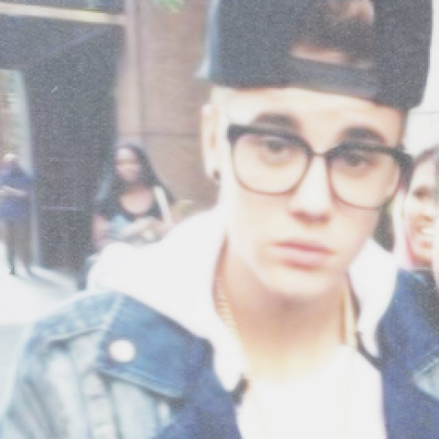 follow @salutethebieber :)