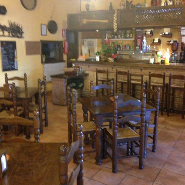 En este rústico y acogedor mesón podrá degustar desayunos,menús diarios,Raciones,carnes,roscas y ensaladas. 
De lunes a sabados al mediodia, noches cerrado,