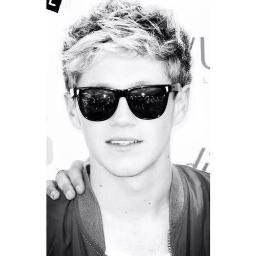 heyyy follow @chitowniall to help her reach her goal! thank you