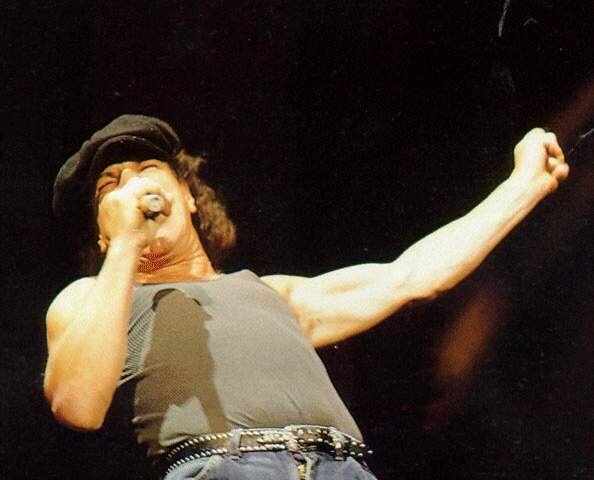 actual vocalista de AC/DC el sucesor de Bon Scott y previamente de Geordie. Su primer álbum como vocalista de AC/DC fue Back In Black.