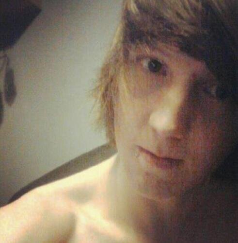 17 Year old Art an Design Student from South Essex College in Southend, I enjoy Reading , i also have huge bollocks, and a huge fucking ego