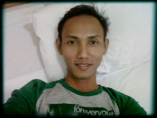 im a libra, male, asian, love music, autosports n soccer, meet new people, movies,  im working in my own company but i also hav a few sidejobs. 