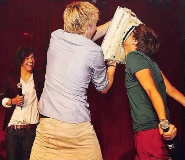 Hey im @MyTomlinson14 follow my account and i'll follow u back on this one dont need to ask ❤❤❤❤