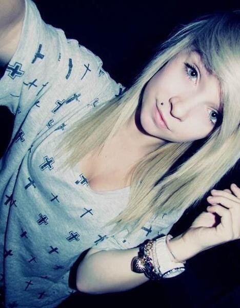 Jestem Dżuliana, mam 15 lat i pochodzę z Warszawy również tam mieszkam c;
