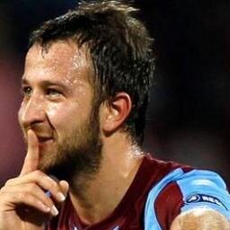 Bir lafa bakarım laf mı diye, bir söyleyene bakarım adam mı diye, sonra tekrar lafa bakarım laf mı diye sonra karşıya geçerim.. :D takip edeni takip ederim :))
