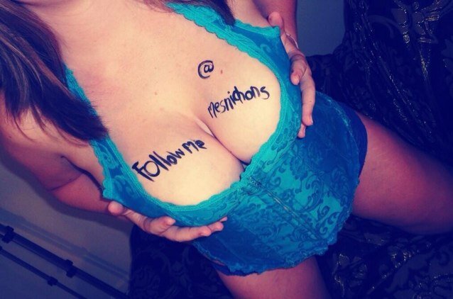 mesnichons's profile picture. Poster des photos de vos #seins - Post pics of your #Boobs on http://t.co/HZwTdgfucY