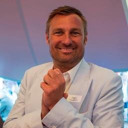 CCO/ Kommunikationswissenschaftler/ Mountainbiker/ Heli-Skier/ SUPler/ High-Fidelitist/ Exil-Franke/ Blasmusik-Fetischist/ New Waver/ DJ