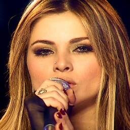 Sou cantora e conhecida pelo reality show Ídolos no sbt e tenho viajado com minha banda por todo o Brasil fazendo shows.